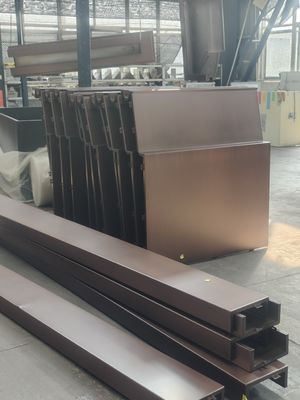 Panel ze stopu aluminiowego Kolor kawy Przeciwko mnożeniu Erozja niekonwencjonalne kształty Aluminiowe ściany fasadowe Fluorowęglowodorowe powlekane modernizacja Zewnętrzna ściana