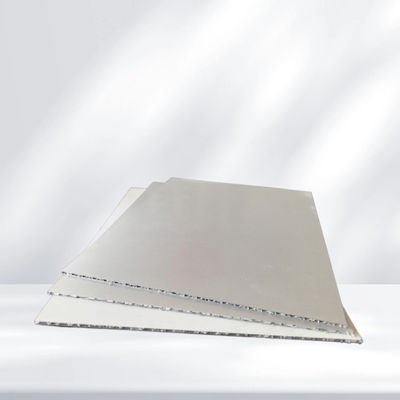 Panel aluminiowy Unikalny formę falistej Maksymalizuje wytrzymałość i stabilność, a jednocześnie ułatwia odpływ wody Lekkie sprawiają, że instalacja szybka i wydajna