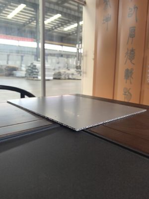 A2 aluminiowe panele faliste łączą bezpieczeństwo i wyrafinowanie dla trwałej dekoracji ścian zewnętrznych.