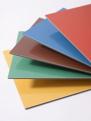 Dostawca Normalny 1000mm 1500mm Aluminiowy Panel Kompozytowy Brązowy Eksteryjny Obłok ścienny Odporny na zarysowania wzór tkaniny Pvdf powłoka